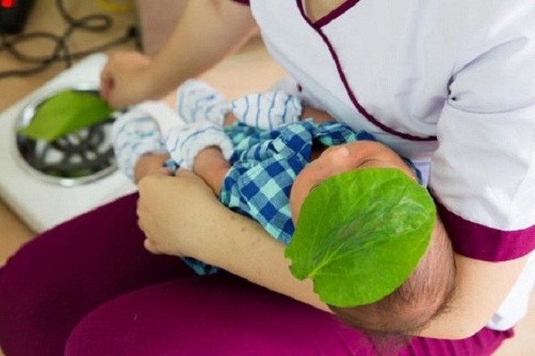 Cách dùng lá trầu không chữa đầy bụng cho trẻ sơ sinh