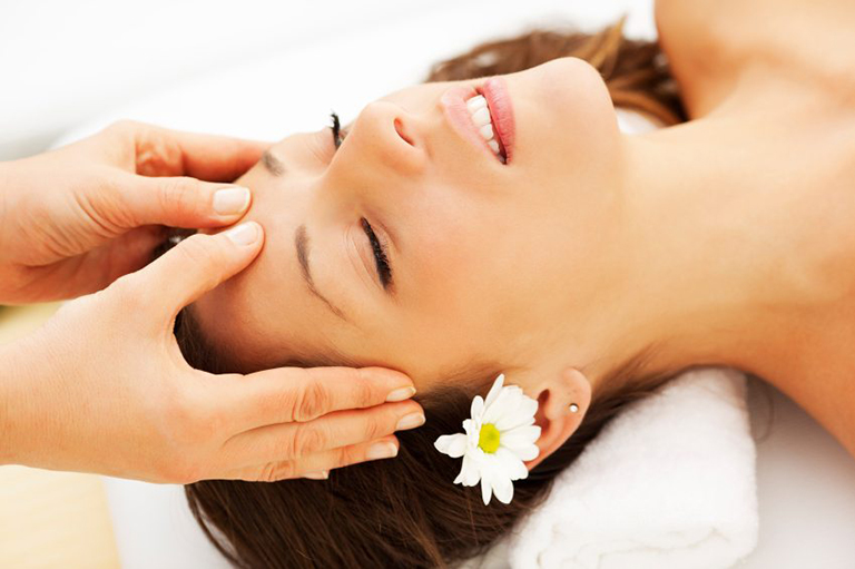 Massage da đầu giúp kích thích tuần hoàn máu, hạn chế tình trạng rụng tóc