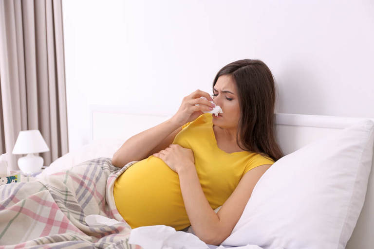 Mẹ bầu bị nghẹt mũi kéo dài và kèm các triệu chứng khác có thể ảnh hưởng đến thai nhi