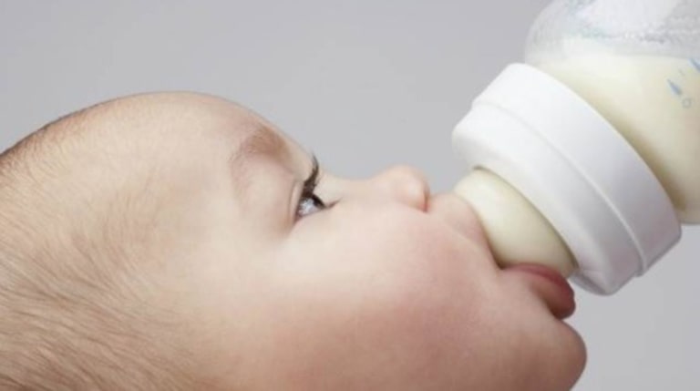 Qua tải lactose khi bú sữa công thức là nguyên nhân gây ra chướng bụng đầy hơi ở trẻ sơ sinh