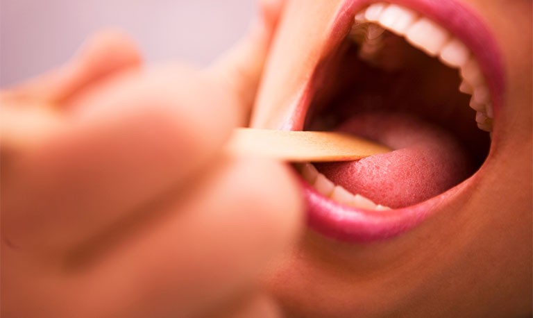  ung thư vòm họng gây đau họng khi nuốt nước bọt