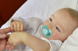 Sốt phát ban ở trẻ sơ sinh không nguy hiểm nếu điều trị sớm và đúng cách