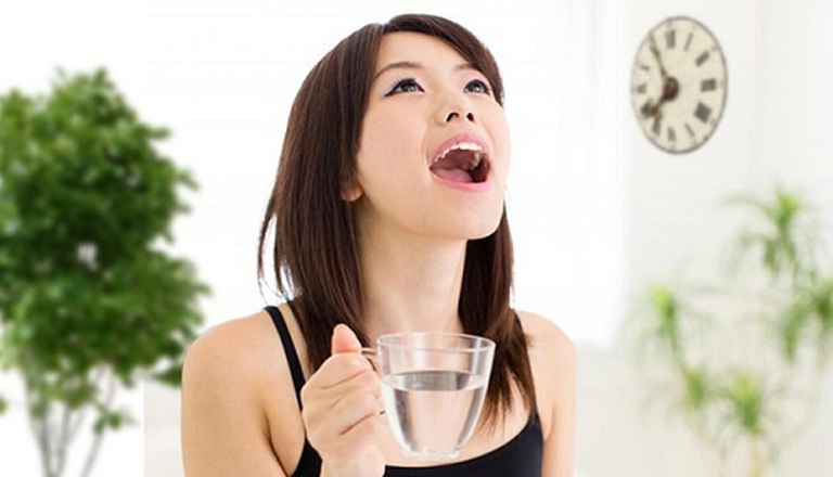 cách trị đau rát cổ họng bằng nước muối ấm