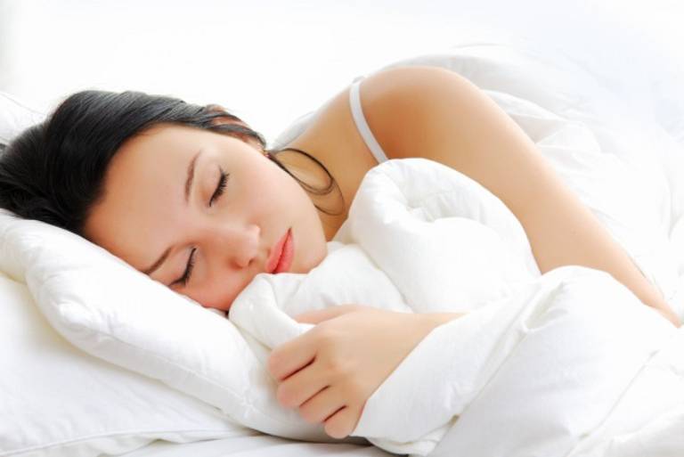 Gối và tư thế ngủ là một trong những nguyên nhân gây thoái hóa thường gặp