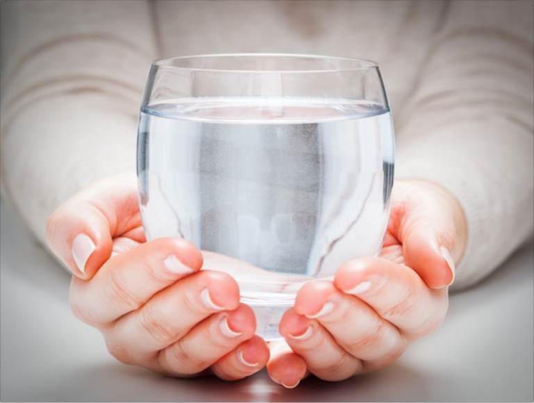 Người bị tiêu chảy nên uống nhiều nước để tránh mất nước gây suy nhược cơ thể