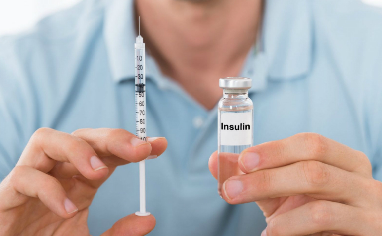 Người bệnh tiểu đường có thể điều trị kiểm soát lượng đường trong máu bằng cách dùng Insulin.