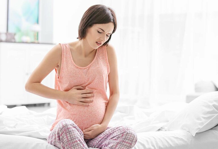 Tiểu rắt là triệu chứng thường gặp ở bà bầu giai đoạn đầu và cuối thai kỳ