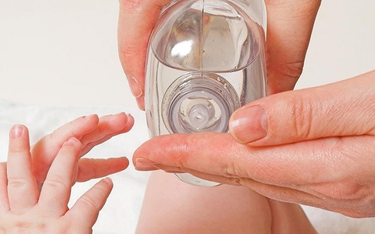 tinh dầu tràm chữa nghẹt mũi cho trẻ sơ sinh