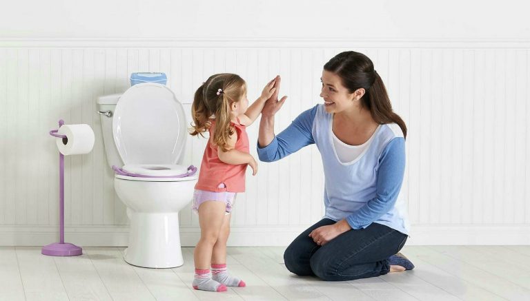 Tập cho trẻ thói quen đi tiểu sạch nước trong bàng quang để tránh bị són tiểu.