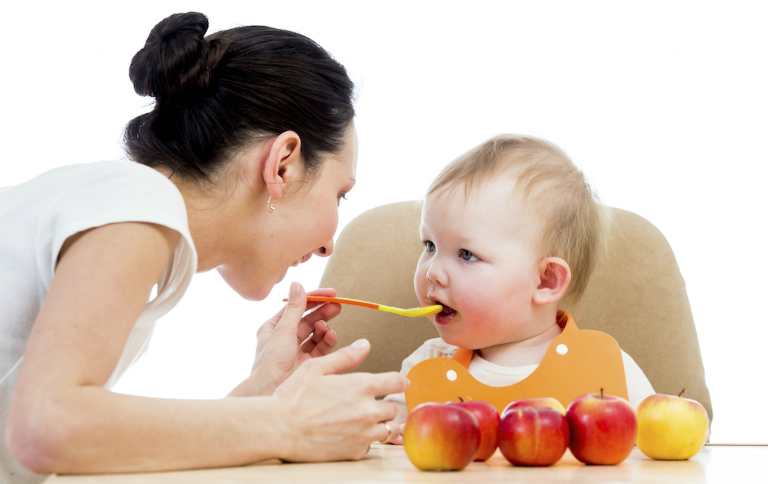 Khi trẻ bị tiêu chảy, nên cho trẻ ăn những loại thực phẩm như táo, chuối, cơm trắng, bánh mình,... để trẻ mau chóng khỏi bệnh.