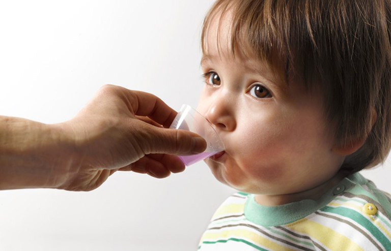 Trẻ bị viêm amidan có mủ điều trị như thế nào? Nguy hiểm không?