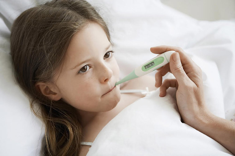 Trẻ bị viêm amidan sốt cao – Những điều mẹ cần biết