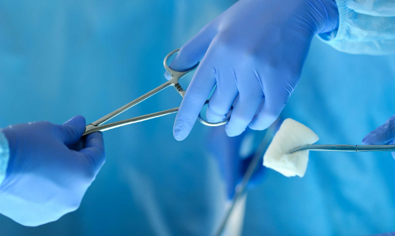 Chữa trị ung thư tuyến tiền liệt bằng cách phẫu thuật cắt bỏ tuyến tiền liệt.