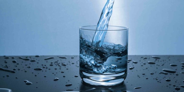 Uống nhiều nước để phòng tình trạng vôi hóa tuyến tiền liệt