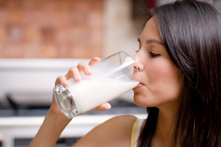 Uống 1 - 2 ly sữa mỗi ngày vào thời điểm sau độ tuổi 30 giúp phòng tránh loãng xương rất tốt