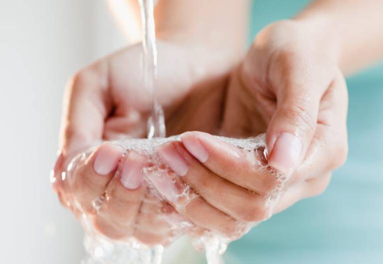Luôn rửa tay sạch sẽ sau khi tẩy giun, trước và sau khi ăn để tránh nhiễm lại