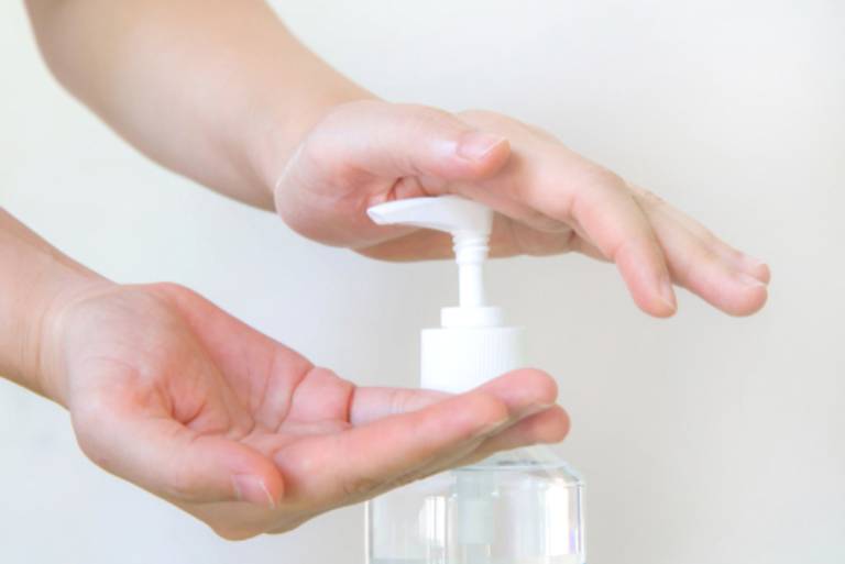 Rửa sạch tay sau khi tiếp xúc với chất gây kích ứng