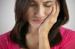 Sưng đau vùng mang tai, đau hơn khi nói hoặc nuốt là triệu chứng thường gặp của bệnh