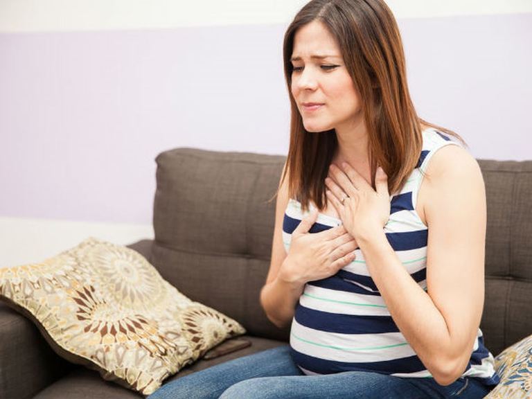 Phụ nữ mang thai rất dễ bị đau dạ dày