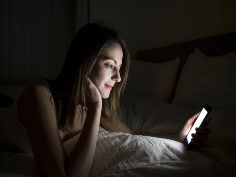 Không nên sử dụng các thiết bị điện tử trước khi đi ngủ