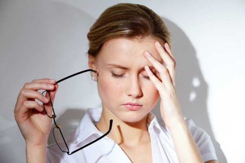 Suy giảm trí nhớ và đau đầu là một trong những biểu hiện lâm sàng của người hạ huyết áp