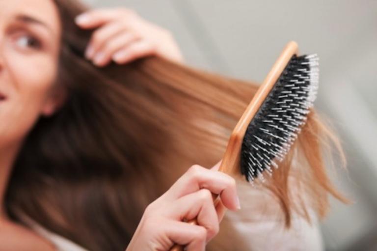 Người bị rụng tóc nên dùng lược lông heo để kích thích mọc tóc