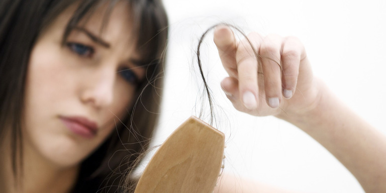 Rụng quá 100 sợi tóc một ngày là dấu hiệu cho thấy cơ thể đang có sư bất ổn