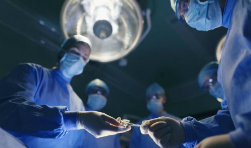 Nếu có ý định cắt tuyến mồ hôi nách, bạn nên chọn thực hiện phẫu thuật tại những bệnh viện lớn và uy tín.
