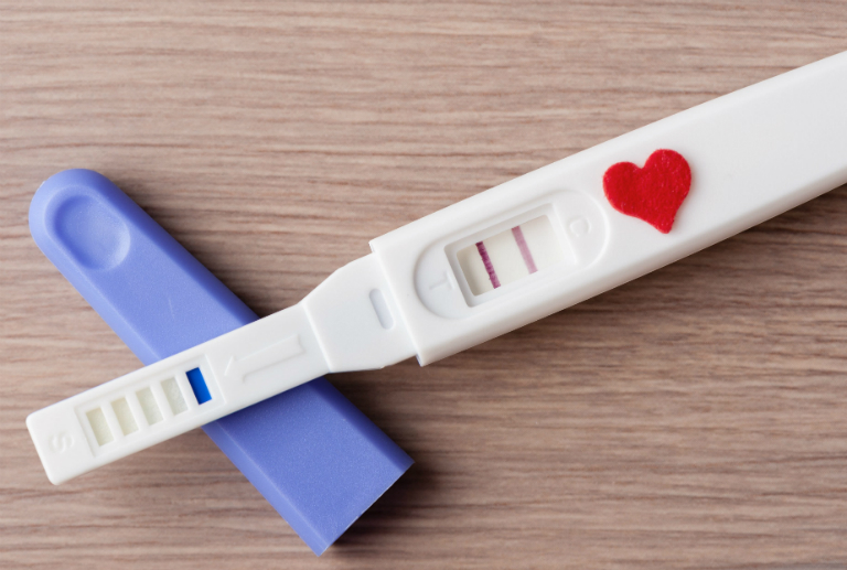 Để xác định chắc chắn có mang thai hay không, bạn có thể dùng que thử thai để kiểm tra.