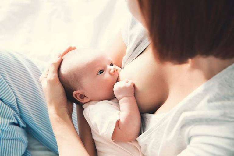 Mẹ nên cho trẻ sơ sinh bú trước khi đi ngủ để đảm bảo bé ngủ ngon giấc hơn