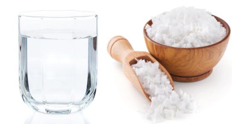 Pha loãng muối hột với nước ấm, uống từ từ từng ngụm sẽ giúp giảm đau dạ dày