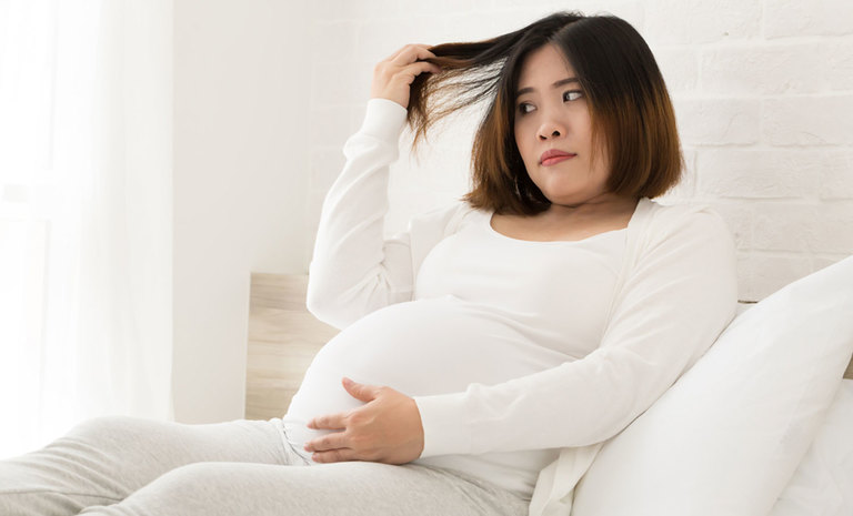 Khi mang thai, phụ nữ rụng rất nhiều tóc