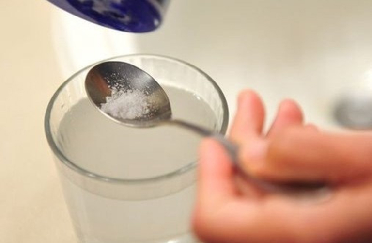 Súc nước muối giúp làm sạch vòm họng, các triệu chứng ho khan về đêm sẽ thuyên giảm đáng kể