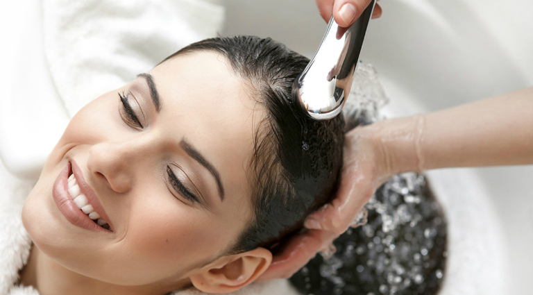Sau khi ủ tóc với thuốc xịt mọc tóc Đinh Hương Nhu, người dùng gội lại với nước sạch, nước mát.