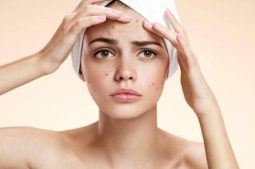 Dị ứng da mặt do nhiều nguyên nhân gây ra có thể được điều trị bằng thuốc hoặc không