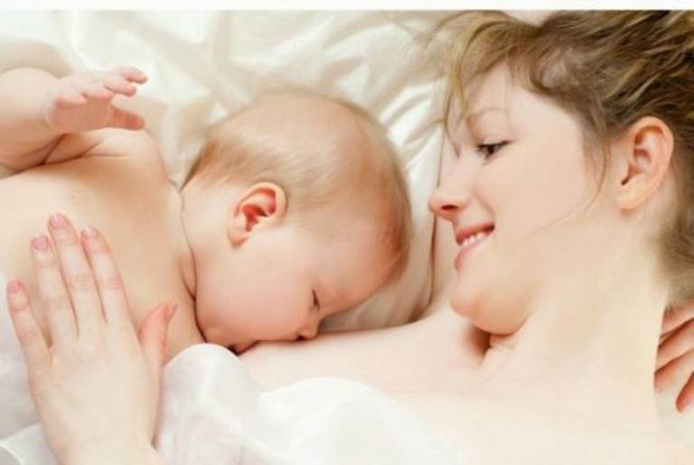 Cho trẻ nằm để bú rất dễ gây ra tình trạng trớ sữa