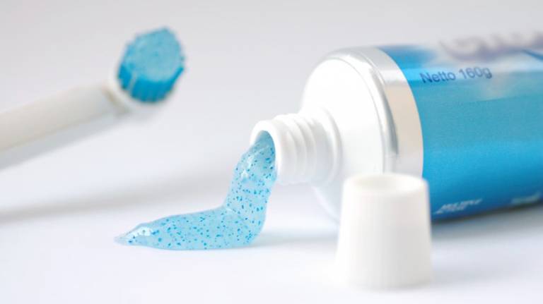 Sử dụng kem đánh răng trị hôi chân là phương pháp được nhiều người áp dụng