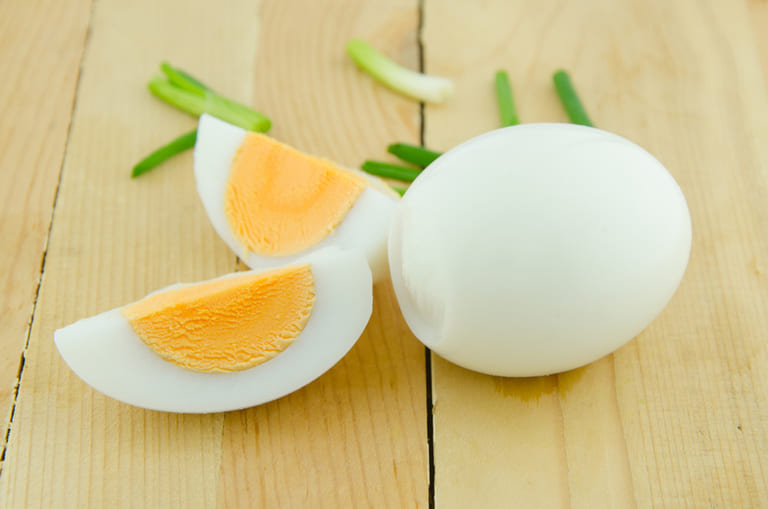 Trứng bổ sung protein, sắt, kẽm và lưu huỳnh để hạn chế tình trạng gãy rụng và kích thích mọc tóc hiệu quả