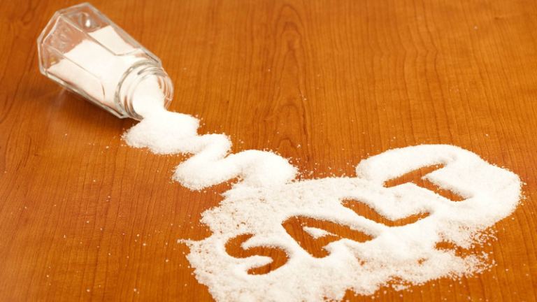 Thức ăn quá mặn sẽ gây dư thừa muối khiến tình trạng viêm thanh quản thêm nghiêm trọng hơn