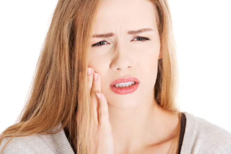 Biểu hiện thường thấy của viêm xoang hàm do răng là đau nhức đầu và đau răng từng cơn 
