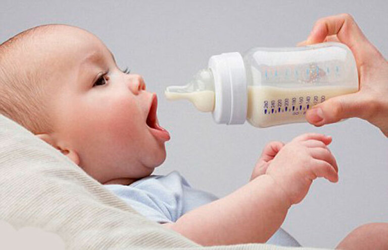 Đối với trẻ dùng sữa công thức, hãy thử đổi loại sữa khác nếu trẻ bị táo bón