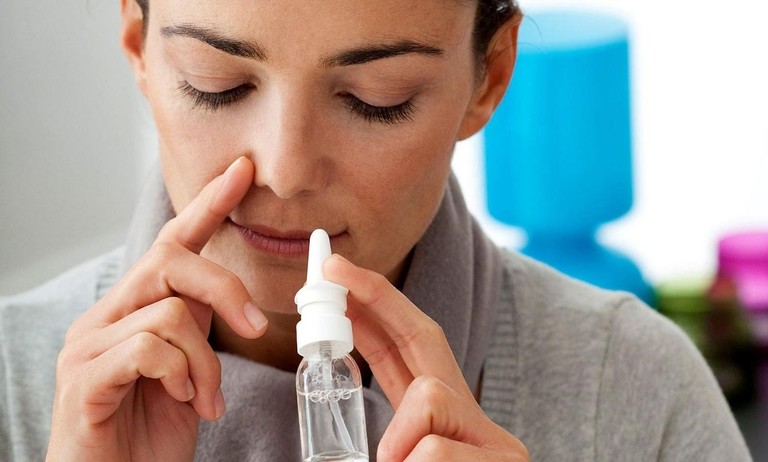 Rửa mũi thường xuyên bằng nước muối sinh lý hay thuốc xịt mũi