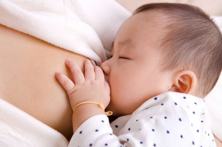 Trẻ bị viêm ruột cần được bú sữa mẹ nhiều hơn để nâng cao sức đề kháng và "chiến đấu" thắng lợi bệnh