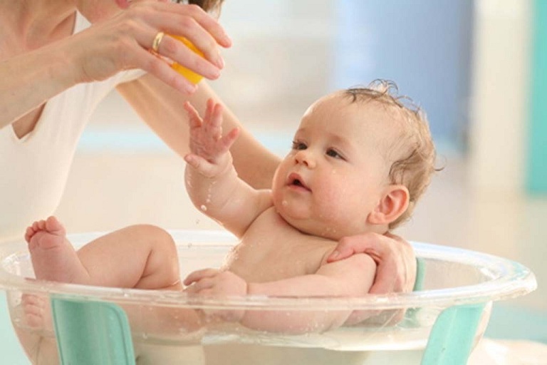 Tắm nước ấm là mẹo chữa táo bón cho trẻ sơ sinh