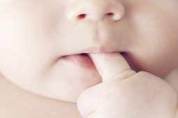 Thói quen mút tay ở trẻ sơ sinh có thể gây nguy cơ nhiễm khuẩn và viêm ruột