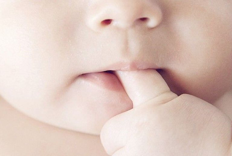 Thói quen mút tay ở trẻ sơ sinh có thể gây nguy cơ nhiễm khuẩn và viêm ruột