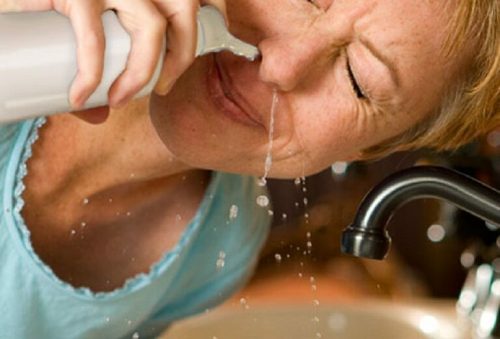 Rửa mũi với nước muối giúp dịch nhầy, vi khuẩn và tác nhân gây dị ứng bị tống ra ngoài
