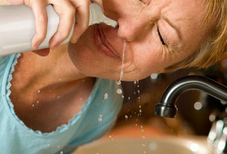 Rửa mũi với nước muối giúp dịch nhầy, vi khuẩn và tác nhân gây dị ứng bị tống ra ngoài