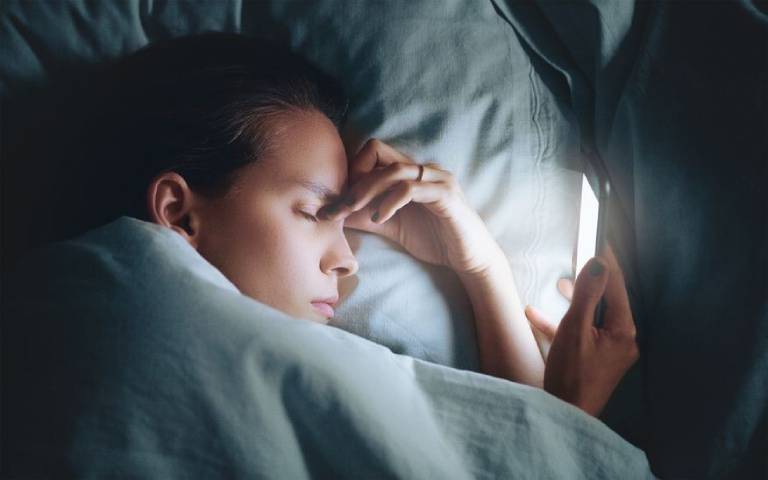 Nếu không muốn thường xuyên bị buồn nôn chóng mặt sau khi thức dậy thì nên tránh xa thiết bị điện tử trước khi ngủ