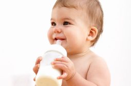 Trẻ bị táo bón nên uống loại sữa nào để cải thiện chứng táo bón?